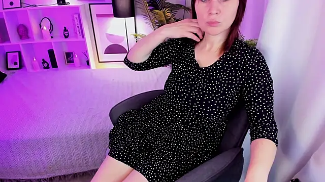 ZoeEast online show from 11-05-25, 01:33