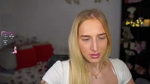 Snapshot of Nicolette__Shea_ chatting on 12-31-24, 08:04 Nicolette Shea online show from 12-31-24, 08:04