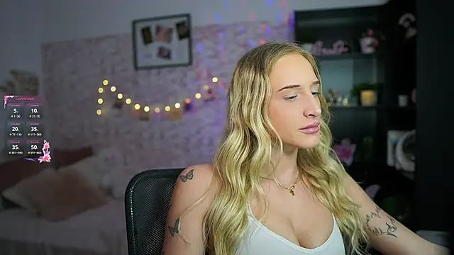 Snapshot of Nicolette__Shea_ chatting on 02-18-25, 01:55 Nicolette Shea online show from 02-18-25, 01:55