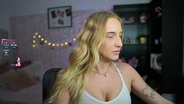 Snapshot of Nicolette__Shea_ chatting on 02-18-25, 04:59 Nicolette Shea online show from 02-18-25, 04:59