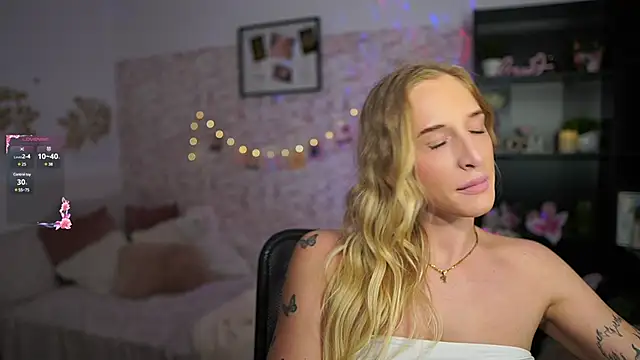 Snapshot of Nicolette__Shea_ chatting on 02-27-25, 05:04 Nicolette Shea online show from 02-27-25, 05:04