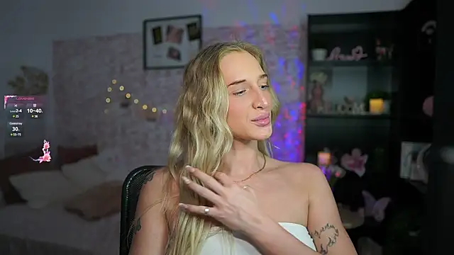 Snapshot of Nicolette__Shea_ chatting on 03-09-25, 05:06 Nicolette Shea online show from 03-09-25, 05:06