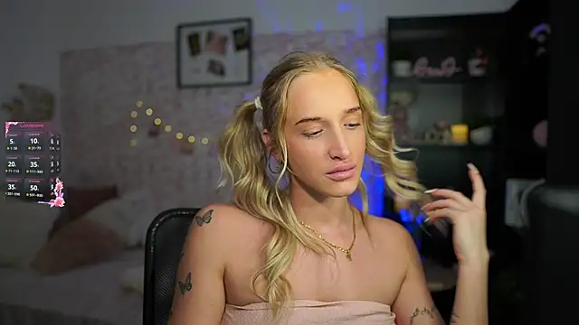 Snapshot of Nicolette__Shea_ chatting on 03-14-25, 12:18 Nicolette Shea online show from 03-14-25, 12:18