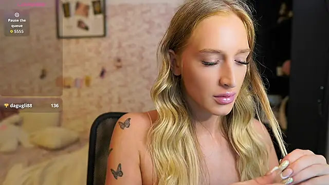 Snapshot of Nicolette__Shea_ chatting on 09-11-25, 09:20 Nicolette Shea online show from 09-11-25, 09:20