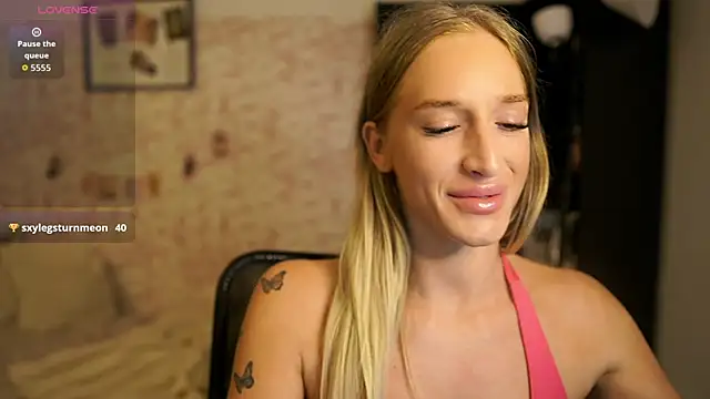 Snapshot of Nicolette__Shea_ chatting on 10-01-25, 08:20 Nicolette Shea online show from 10-01-25, 08:20