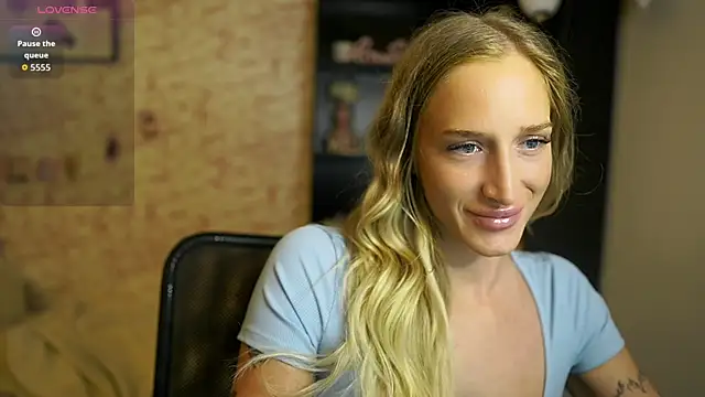 Snapshot of Nicolette__Shea_ chatting on 10-19-25, 01:34 Nicolette Shea online show from 10-19-25, 01:34