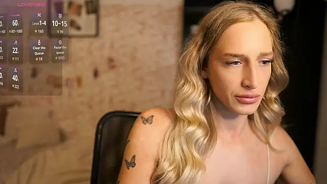 Snapshot of Nicolette__Shea_ chatting on 10-25-25, 07:38 Nicolette Shea online show from 10-25-25, 07:38