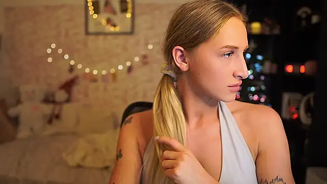 Snapshot of Nicolette__Shea_ chatting on 12-03-25, 10:02 Nicolette Shea online show from 12-03-25, 10:02