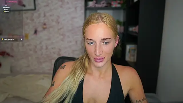 Snapshot of Nicolette__Shea_ chatting on 02-04-26, 08:03 Nicolette Shea online show from 02-04-26, 08:03
