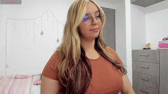 Valery7rose  online show from 03-18-25, 10:37