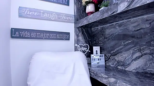 Snapshot of miss_danika chatting on 01-04-25, 11:00 miss danika online show from 01-04-25, 11:00