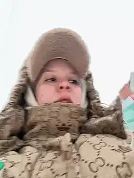 Snapshot of LikaCat chatting on 01-04-25, 03:29 LikaCat online show from 01-04-25, 03:29