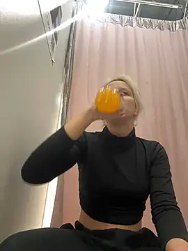 Snapshot of LikaCat chatting on 01-07-25, 07:10 LikaCat online show from 01-07-25, 07:10