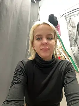 Snapshot of LikaCat chatting on 01-08-25, 07:24 LikaCat online show from 01-08-25, 07:24