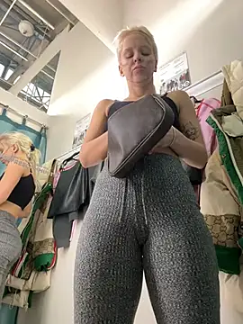 Snapshot of LikaCat chatting on 01-21-25, 07:15 LikaCat online show from 01-21-25, 07:15