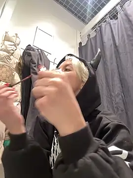 Snapshot of LikaCat chatting on 02-10-25, 04:19 LikaCat online show from 02-10-25, 04:19