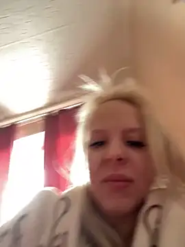 Snapshot of LikaCat chatting on 03-08-25, 04:12 LikaCat online show from 03-08-25, 04:12