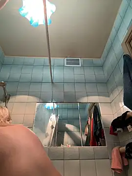 Snapshot of LikaCat chatting on 03-11-25, 04:32 LikaCat online show from 03-11-25, 04:32