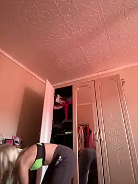 Snapshot of LikaCat chatting on 03-19-25, 04:14 LikaCat online show from 03-19-25, 04:14