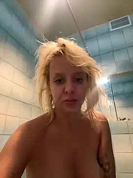 Snapshot of LikaCat chatting on 09-10-25, 03:06 LikaCat online show from 09-10-25, 03:06