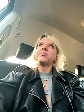 Snapshot of LikaCat chatting on 09-18-25, 01:18 LikaCat online show from 09-18-25, 01:18