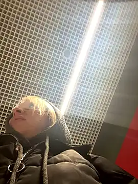 Snapshot of LikaCat chatting on 10-05-25, 04:11 LikaCat online show from 10-05-25, 04:11