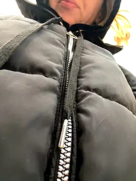 Snapshot of LikaCat chatting on 10-06-25, 03:59 LikaCat online show from 10-06-25, 03:59