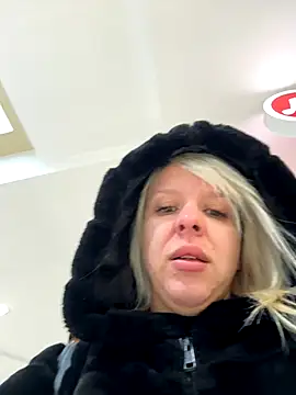 Snapshot of LikaCat chatting on 10-07-25, 04:20 LikaCat online show from 10-07-25, 04:20