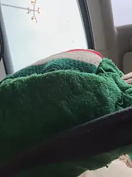 Snapshot of LikaCat chatting on 10-27-25, 01:53 LikaCat online show from 10-27-25, 01:53