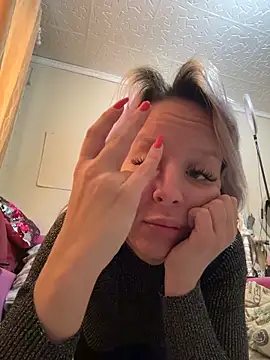 Snapshot of LikaCat chatting on 11-28-25, 03:09 LikaCat online show from 11-28-25, 03:09