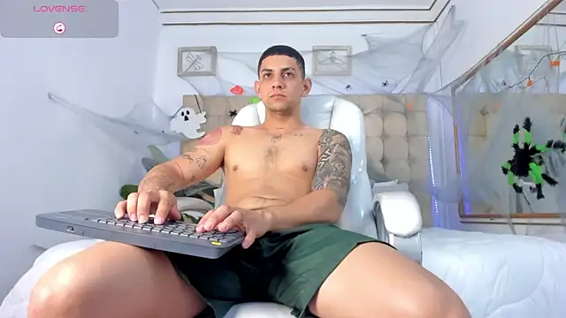 Snapshot of Alex_cute77 chatting on 10-21-25, 12:17 Alex cute77 online show from 10-21-25, 12:17