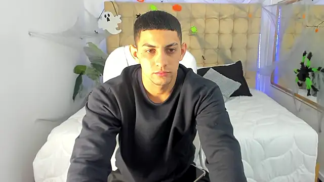 Snapshot of Alex_cute77 chatting on 10-22-25, 12:49 Alex cute77 online show from 10-22-25, 12:49