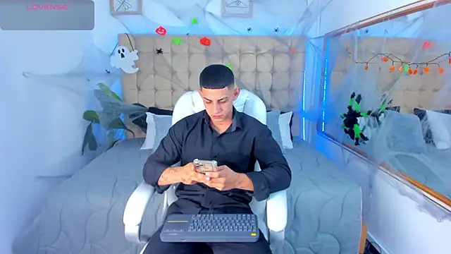 Snapshot of Alex_cute77 chatting on 10-25-25, 11:29 Alex cute77 online show from 10-25-25, 11:29