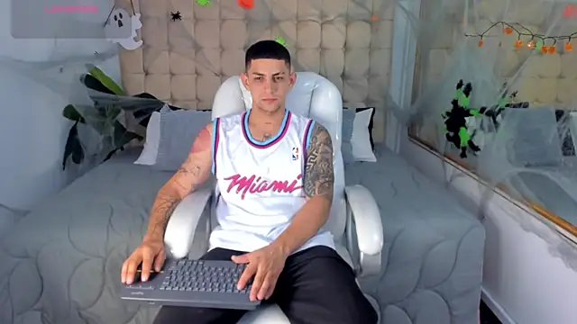 Snapshot of Alex_cute77 chatting on 10-29-25, 11:45 Alex cute77 online show from 10-29-25, 11:45