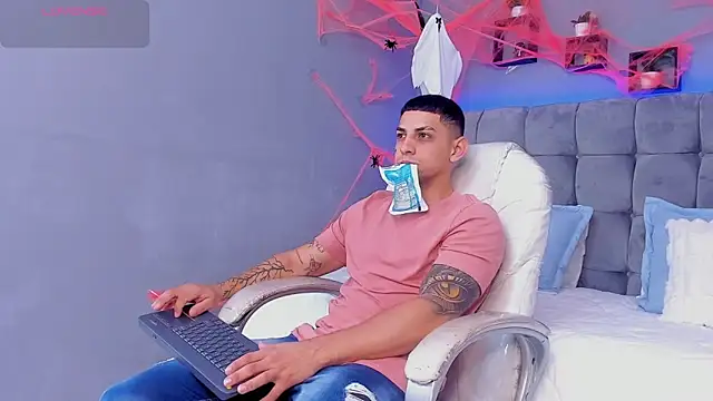 Snapshot of Alex_cute77 chatting on 10-30-25, 12:17 Alex cute77 online show from 10-30-25, 12:17