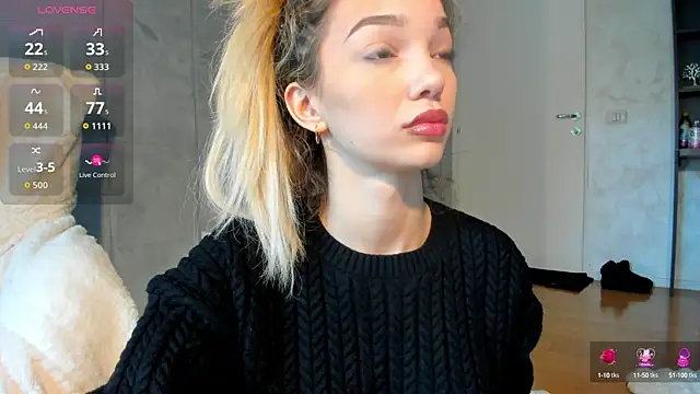 Snapshot of Sassy_Teen chatting on 10-22-25, 09:09 Sassy Teen online show from 10-22-25, 09:09