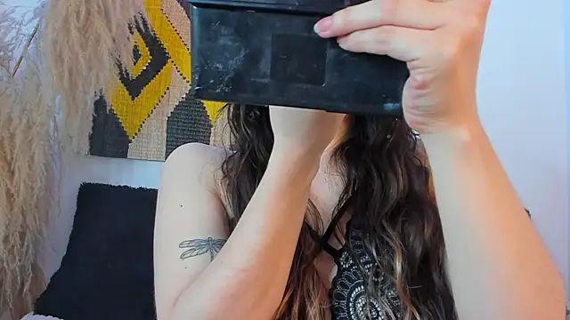 Snapshot of Katy_Van chatting on 02-20-25, 05:01 Katy Van online show from 02-20-25, 05:01