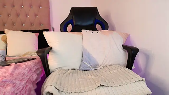 Snapshot of Katy_Van chatting on 03-01-25, 08:13 Katy Van online show from 03-01-25, 08:13