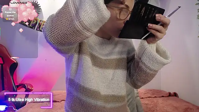 Snapshot of Katy_Van chatting on 10-25-25, 08:58 Katy Van online show from 10-25-25, 08:58