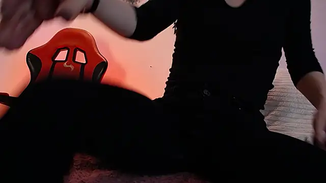 Snapshot of Katy_Van chatting on 11-13-25, 08:41 Katy Van online show from 11-13-25, 08:41