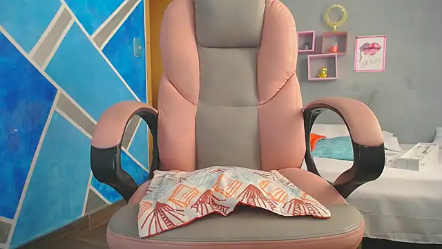 Snapshot of MeganMilF2 chatting on 02-04-25, 09:31 MeganMilF2 online show from 02-04-25, 09:31