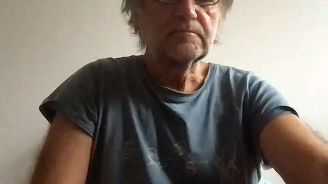 Snapshot of artXhibitor chatting on 10-19-25, 06:47 artXhibitor online show from 10-19-25, 06:47