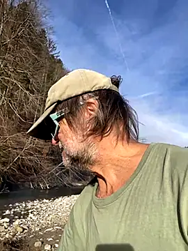 Snapshot of artXhibitor chatting on 11-28-25, 01:03 artXhibitor online show from 11-28-25, 01:03