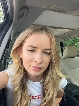 Snapshot of EvieEvans chatting on 07-19-26, 02:54 EvieEvans online show from 07-19-26, 02:54