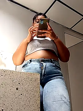 Snapshot of stefanie010 chatting on 02-12-25, 04:44 stefanie010 online show from 02-12-25, 04:44