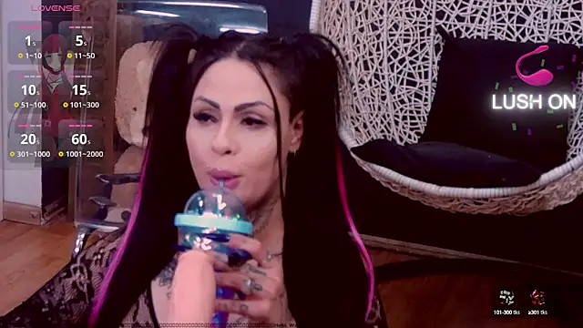 Snapshot of DeniSalome chatting on 02-04-25, 10:00 DeniSalome online show from 02-04-25, 10:00