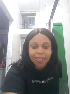 Snapshot of THESHORTQUEEN chatting on 10-22-25, 02:01 THESHORTQUEEN online show from 10-22-25, 02:01