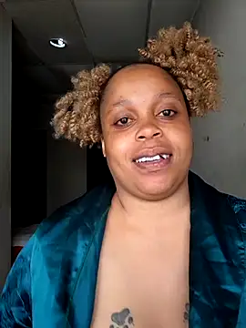 Snapshot of THESHORTQUEEN chatting on 11-04-25, 08:35 THESHORTQUEEN online show from 11-04-25, 08:35