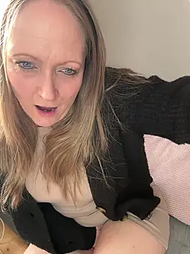 Snapshot of HoneyBluex chatting on 02-03-25, 01:08 HoneyBluex online show from 02-03-25, 01:08