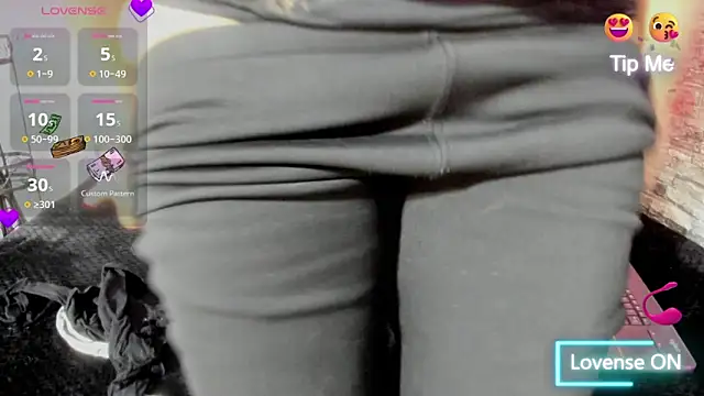 Snapshot of Cloee66 chatting on 10-30-25, 01:01 Cloee66 online show from 10-30-25, 01:01